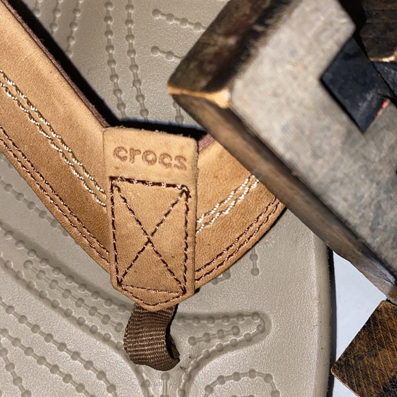 🆕🐊CROCS Women’s Leather/Croslite Flip Flop Sandals - Picture 2 of 8